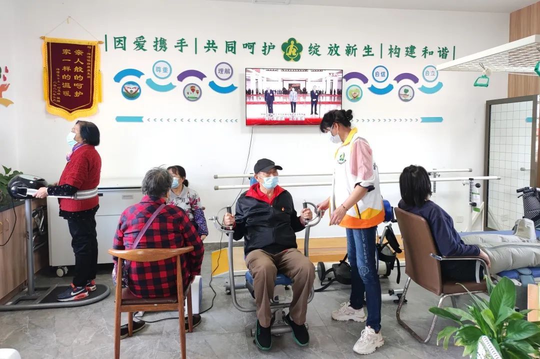 两会申聚焦｜从“托底”到“赋能”上海探索“大城养老”新范式(图1)