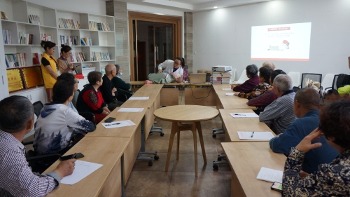 青岛高新区消防救援大队走进养老院开展消防宣传培训(图1)