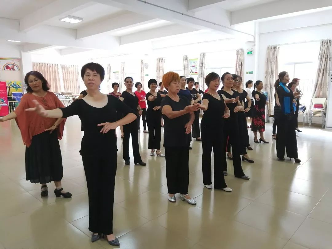 青岛银发游学搭上“康养快车”(图1)