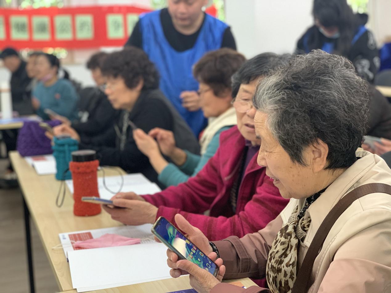 平泉市府佑社区“银龄AI课堂”开讲(图1)